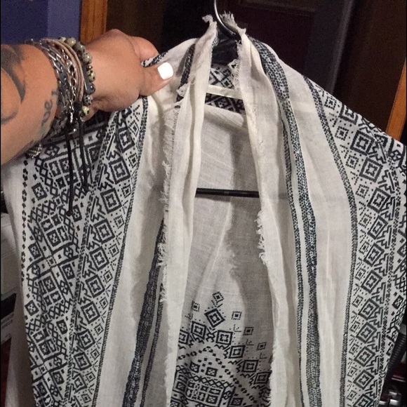 American Eagle Outfitters Other - Worn once cream AE one size shawl/cover up American Eagle Outfitters Other - Worn once cream AE one size shawl/cover up